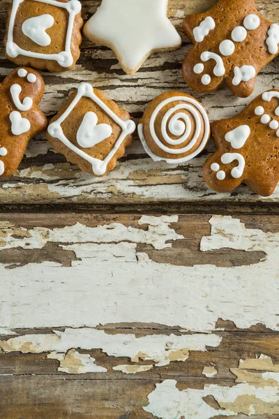 Biscotti di pan di zenzero disposti su tavola di legno — Foto Stock