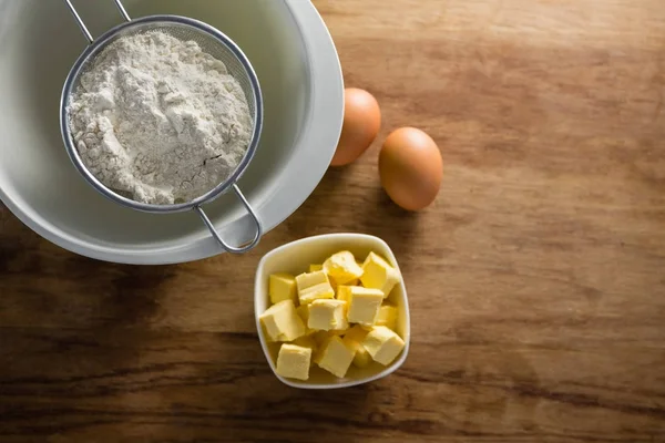 Meel in zeef met eieren en kaas — Stockfoto