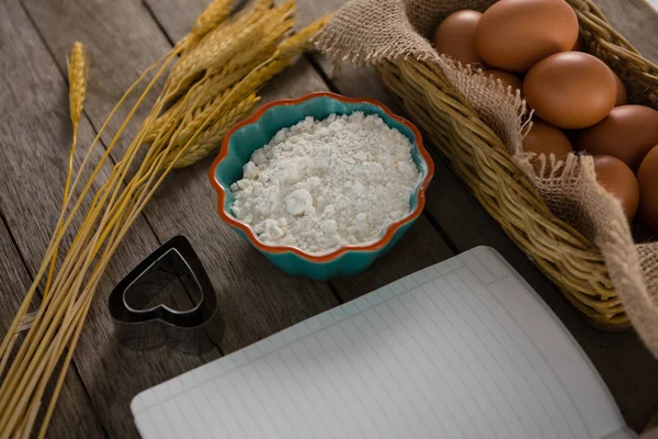 Libro, huevos, harina, cortador de galletas — Foto de Stock