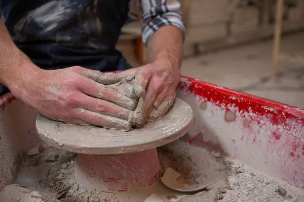 Erkek potters el bir çömlek yapım — Stok fotoğraf