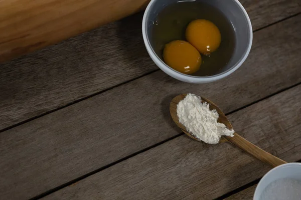 蛋黄和面粉中的勺子 — 图库照片