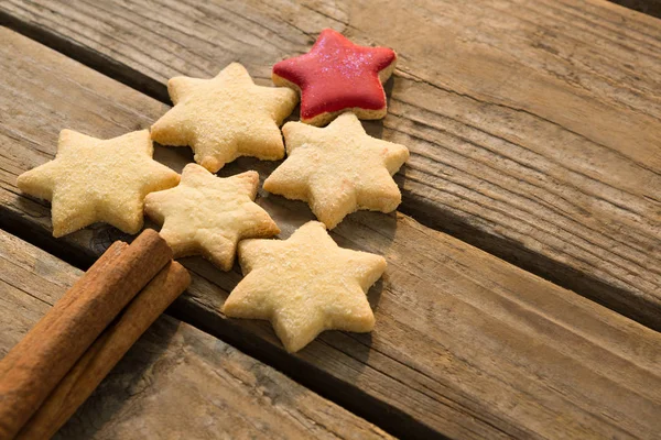 Noel ağacı ile yıldız şekli kurabiye yaptım — Stok fotoğraf