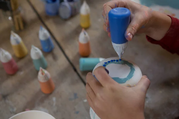 Fille travaillant dans l'atelier de poterie — Photo