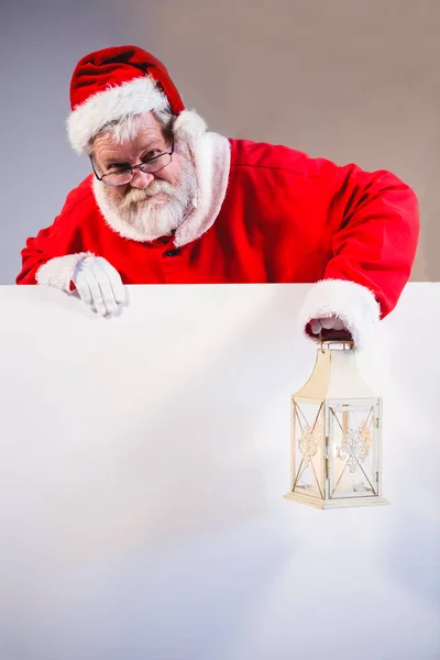 Santa claus drží vánoční lucerny — Stock fotografie