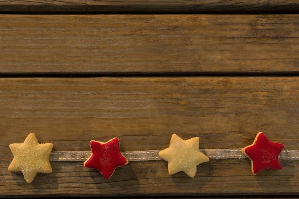 Biscuits en forme d'étoile disposés sur ruban — Photo