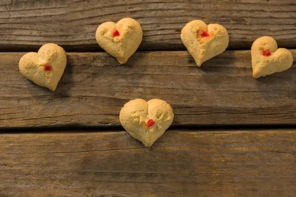 Galletas en forma de corazón en la mesa — Foto de Stock