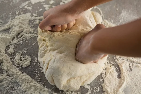 Mujer amasando una masa — Foto de Stock