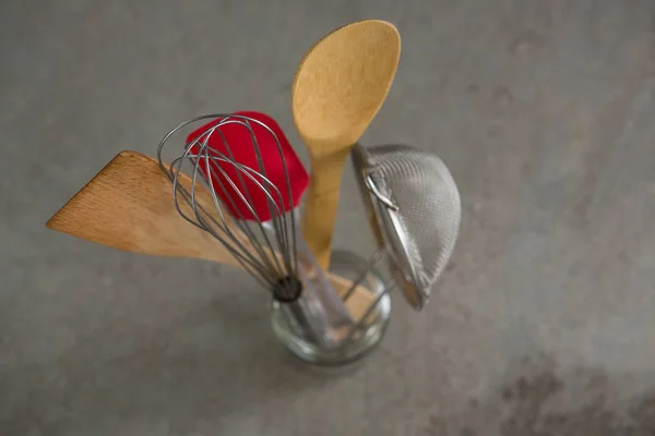 Whisker, wooden spoon, strainer and spatula — Stock Photo, Image