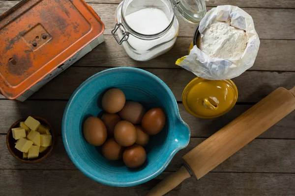 Коричневі яйця та інгредієнти — стокове фото