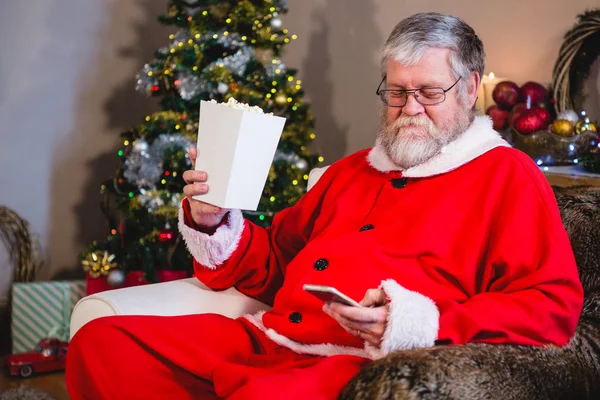 Kerstman met behulp van de telefoon — Stockfoto