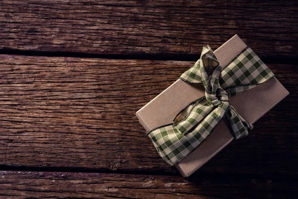 Caja de regalo envuelta en tablón de madera —  Fotos de Stock