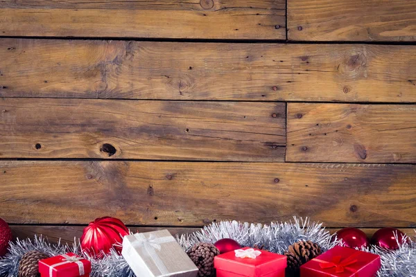 Dárkové krabice a vánoční ozdoby — Stock fotografie