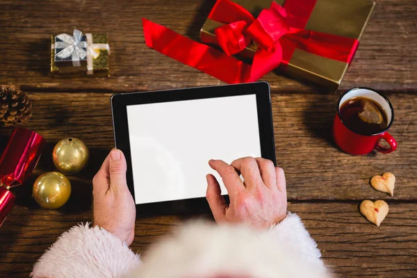 Santa claus met behulp van digitale Tablet PC — Stockfoto