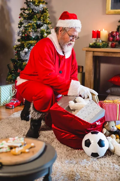 Santa claus luisteren muziek op telefoon — Stockfoto