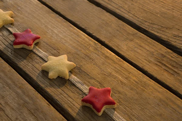 Yıldız Şerit'te düzenlenen kurabiye şeklinde — Stok fotoğraf