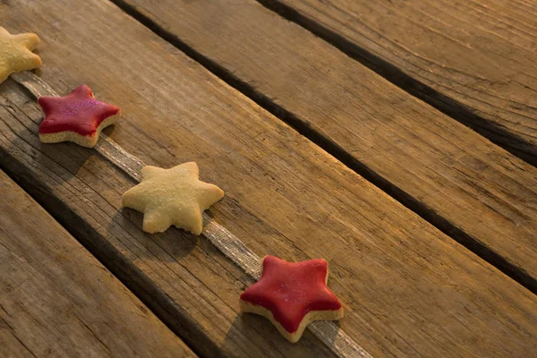 Galletas en forma de estrella dispuestas en cinta — Foto de Stock