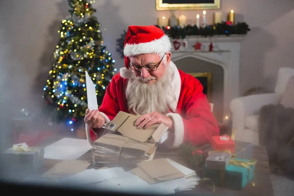 Santa Claus odstranění dopis — Stock fotografie