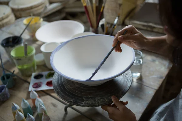 Fille travaillant dans l'atelier de poterie — Photo