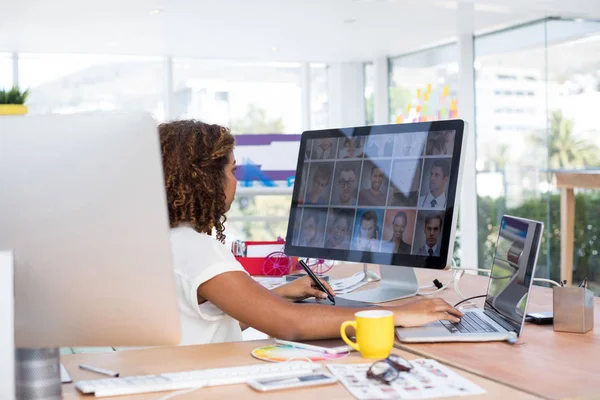 Executiva Sexo Feminino Trabalhando Sobre Tablet Gráfico Sua Mesa Escritório — Fotografia de Stock