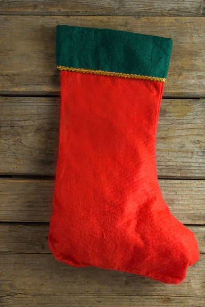 Vánoční punčocha na dřevěné prkno — Stock fotografie