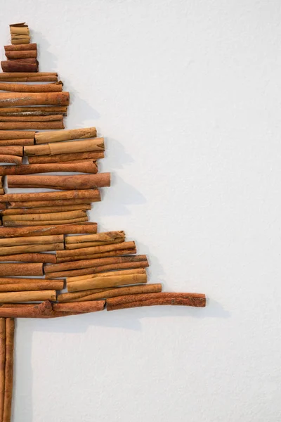 Árvore de Natal feita de paus de canela — Fotografia de Stock