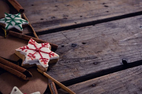 Palitos de canela, galletas y decoración navideña —  Fotos de Stock