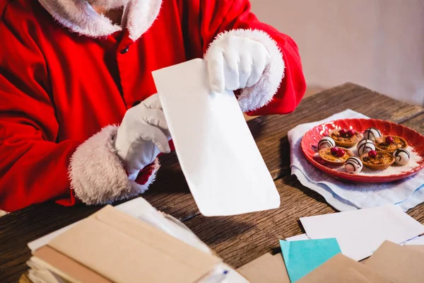 Babbo Natale in possesso di una lettera — Foto Stock