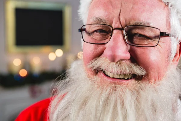 Porträt des lächelnden Weihnachtsmannes — Stockfoto