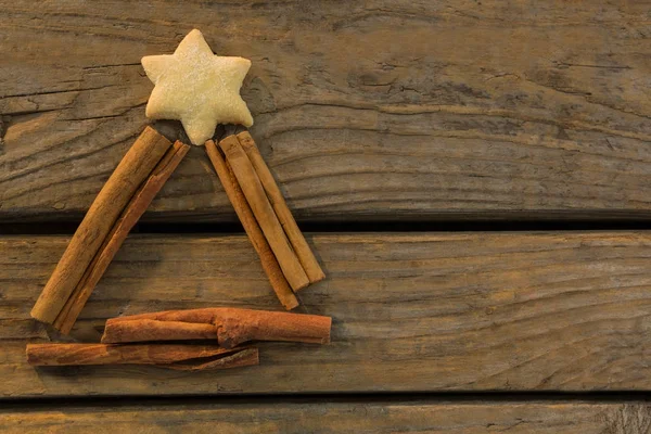 Star shape cookie with cinnamon sticks — Stock Photo, Image