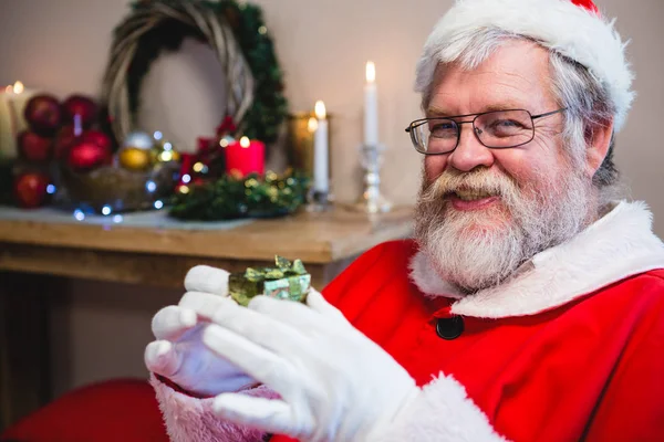 Weihnachtsmann mit Geschenk zu Hause — Stockfoto