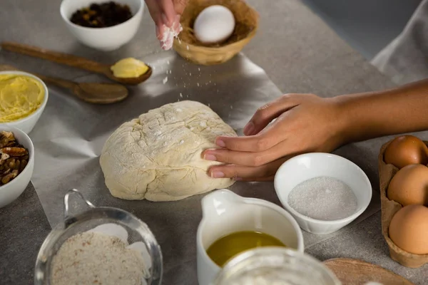 Donna che prepara pasta — Foto Stock