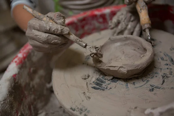 Meisje molding een klei met handgereedschap — Stockfoto