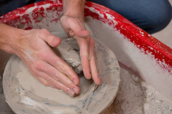 Male potters hand making a pot — Stock Photo, Image