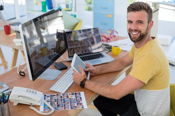 Mužské Výkonný Při Pohledu Fotografie Stole Kanceláři — Stock fotografie