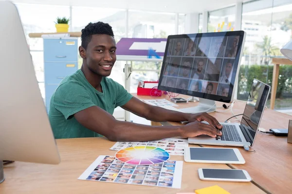Retrato Executivo Sorrindo Trabalhando Laptop Escritório — Fotografia de Stock