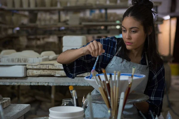 Oleiro feminino pintando uma tigela — Fotografia de Stock