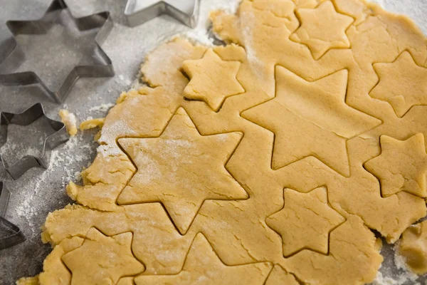 Massa de biscoito cru com forma de estrela e cortador — Fotografia de Stock