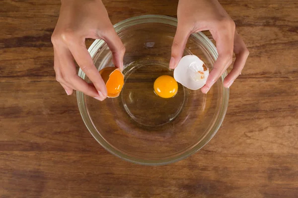 Hombre rompiendo huevos en tazón — Foto de Stock