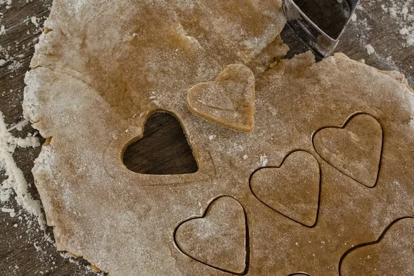 Kurabiye hamuru kalp şeklinde çerez kesici ile — Stok fotoğraf