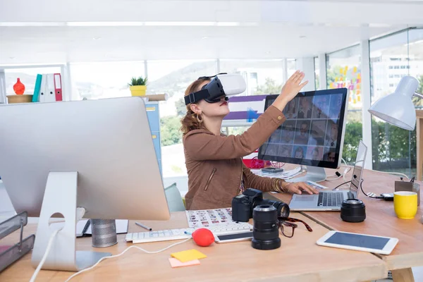 Kadın Yönetici Ofiste Sanal Gerçeklik Kulaklık Kullanırken Dizüstü Bilgisayarda Çalışma — Stok fotoğraf