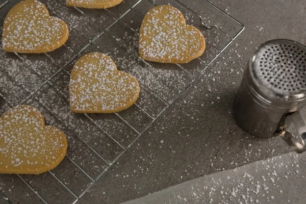 Καρδιά σχήμα cookies με άχνη ζάχαρη στο ταψί — Φωτογραφία Αρχείου