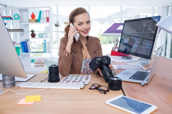 オフィスで携帯電話で話している女性エグゼクティブの肖像画 — ストック写真
