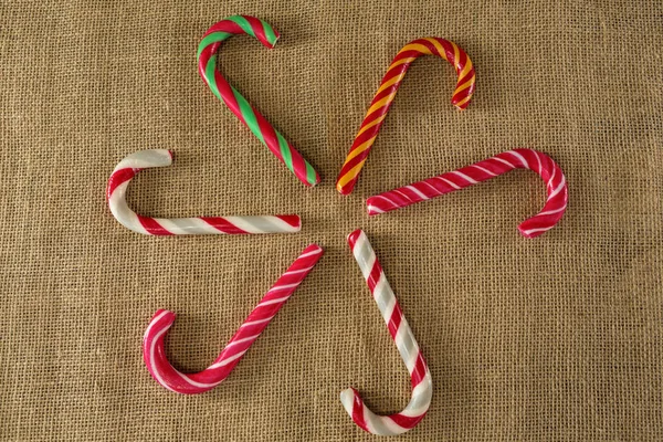 Bastones de caramelo multicolores dispuestos en tela — Foto de Stock