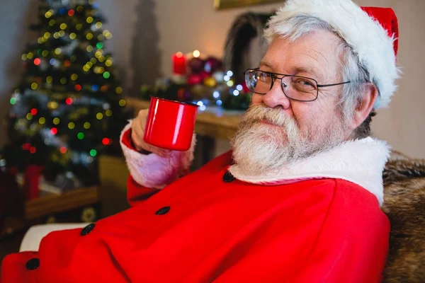 Weihnachtsmann beim Kaffee — Stockfoto