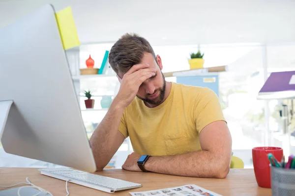 Männliche Führungskräfte, die am Computer arbeiten — Stockfoto