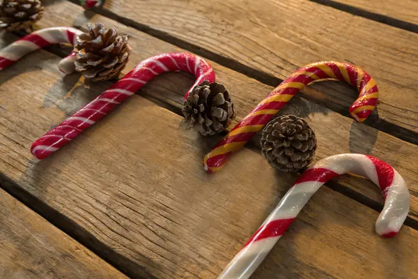 Bastones de caramelo coloridos con conos de pino — Foto de Stock