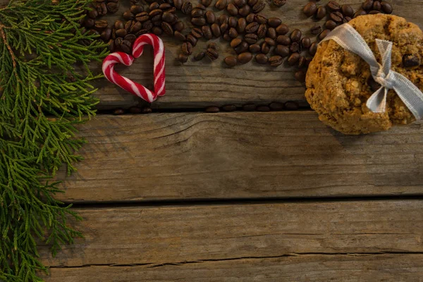 Biscuits avec canne à bonbons et grains de café — Photo