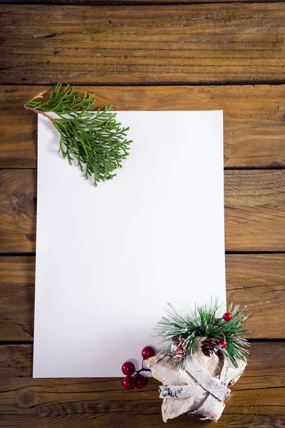 Weihnachtsdekoration mit leerem Papier — Stockfoto