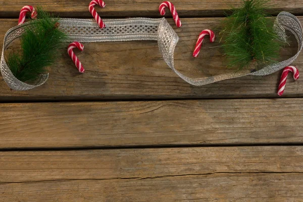 Zuckerstangen mit Zweigen und Schleife — Stockfoto