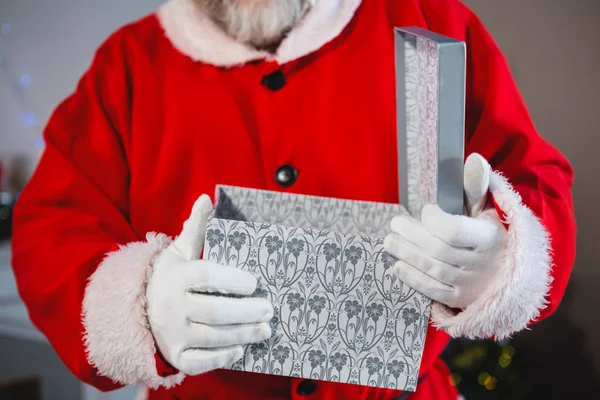 Santa claus openen van de doos van de gift — Stockfoto